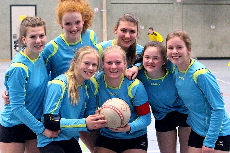 hinten von links nach rechts: Lilly-Mo Kuhn, Jacqueline Börste, Ronja Wolf, Kaye Antonia Bunte, Pauline Keßler vorne von links nach rechts: Janne und Stine Burghardt hinten von links nach rechts: Lilly-Mo Kuhn, Jacqueline Börste, Ronja Wolf, Kaye Antonia Bunte, Pauline Keßler vorne von links nach rechts: Janne und Stine Burghardt