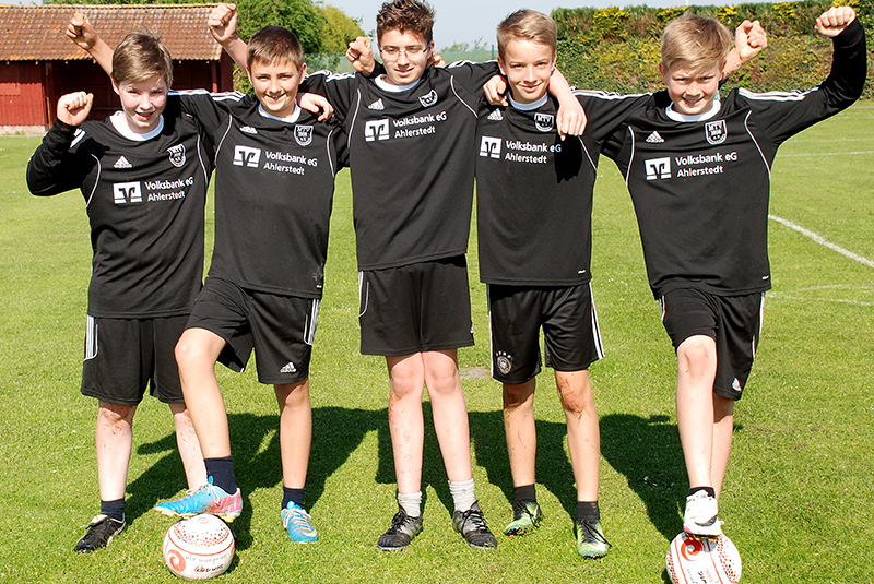 Florian Behrens, Nick Poppe, Pascal Lehmann, Tom Löhden und Simon Wulf sind neuer Bezirksmeister der männlichen U14. Florian Behrens, Nick Poppe, Pascal Lehmann, Tom Löhden und Simon Wulf sind neuer Bezirksmeister der männlichen U14.