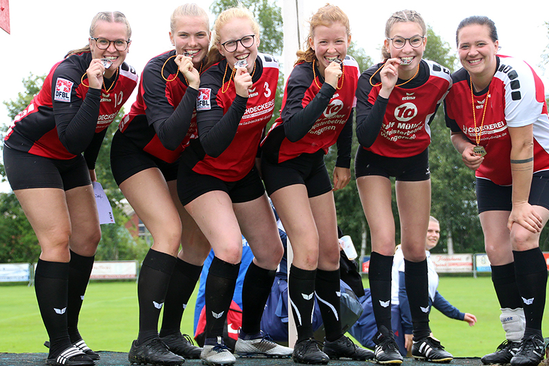 Luisa Vosgerau, Jella Zabel, Inken Höper, Janne Meyer, Jette Brunkhorst und Miriam Werner (von links) haben die Silbermedaillen gewonnen.