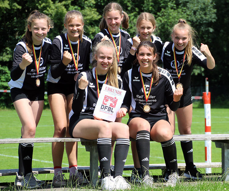 Bronzemedaillengewinner Mädchen U14 - Anni Schwarze, Svea Poppe, Mia Kalmbach, Sophia Jongma, Alina Meier (hinten von links), Frija Wichels und Marit Beneke (vorne von links). Bronzemedaillengewinner Mädchen U14 - Anni Schwarze, Svea Poppe, Mia Kalmbach, Sophia Jongma, Alina Meier (hinten von links), Frija Wichels und Marit Beneke (vorne von links).