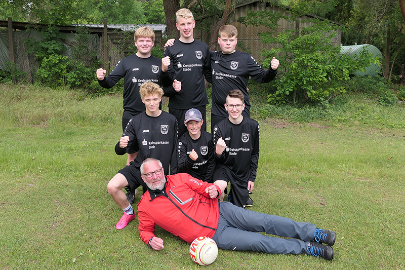 Joost Lühmann, Joris Finkel, Dennis Kröger (hinten von links), Melvin Schmidt, Florian Röbber, Kevin Grass (vorne von links) und Trainer Ralf Eckhoff. Joost Lühmann, Joris Finkel, Dennis Kröger (hinten von links), Melvin Schmidt, Florian Röbber, Kevin Grass (vorne von links) und Trainer Ralf Eckhoff.
