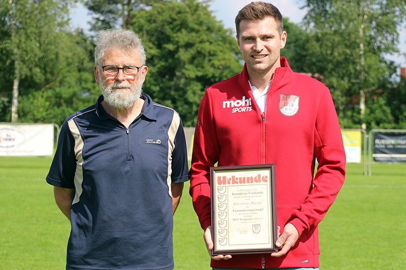 hp Ehrung Christian Struck rechts durch MTV Vorsitzenden Dieter Kröger