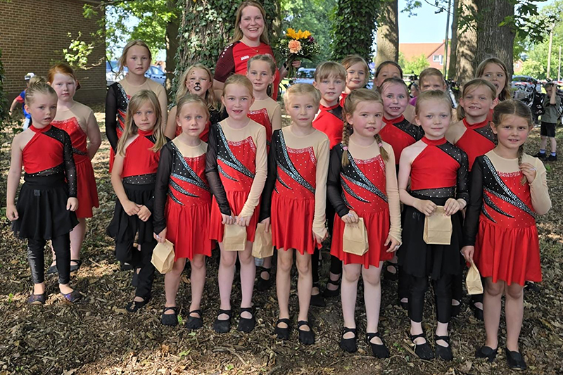 hp Glückliche Tanzkinder des MTV Wangersen nach ihrem jüngsten Tanzauftritt 800 x 533 px