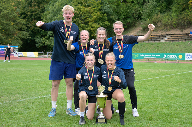 hp Die Wangerser Joris Finkel Nele Müller Johanna Aldag Tom Löhden hinten von links Lia Hinck und Svea Poppe vorne von links